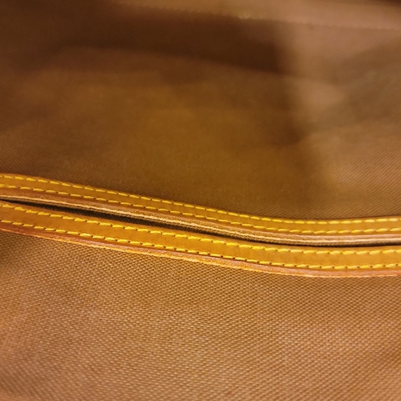 Louis Vuitton Monogram Alma - Picture 9 of 15